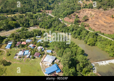 Villaggio rurale in Kiulu Sabah Borneo Malese con la natura del fiume e vegetazione verde. Foto Stock