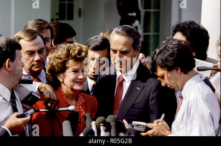 Washington DC, Stati Uniti d'America, 14 settembre 1987. Segretario dei trasporti Elizabeth Dole e suo marito Senatore Robert Dole il repubblicano del Kansas per parlare con i membri dei media al di fuori della casa bianca dopo Segretario Dole aveva informato il Presidente Ronald Reagan che stava dando il suo lavoro per lavorare sui suoi mariti campagna presidenziale di Washington DC, Settembre 14, 1987. Segretario dei trasporti Elizabeth Dole e suo marito Senatore Robert Dole il repubblicano del Kansas per parlare con i membri dei media al di fuori della casa bianca dopo Segretario Dole aveva informato il Presidente Ronald Reagan che ella era gi Foto Stock