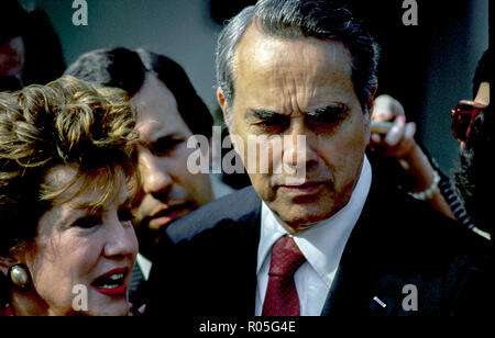 Washington DC, Stati Uniti d'America, 14 settembre 1987. Segretario dei trasporti Elizabeth Dole e suo marito Senatore Robert Dole il repubblicano del Kansas per parlare con i membri dei media al di fuori della casa bianca dopo Segretario Dole aveva informato il Presidente Ronald Reagan che stava dando il suo lavoro per lavorare sui suoi mariti campagna presidenziale Segretario di trasporto Elizabeth Dole e suo marito Senatore Robert Dole il repubblicano del Kansas per parlare con i membri dei media al di fuori della casa bianca dopo Segretario Dole aveva informato il Presidente Ronald Reagan che ella era givng fino il suo lavoro per lavorare sui suoi mariti Foto Stock