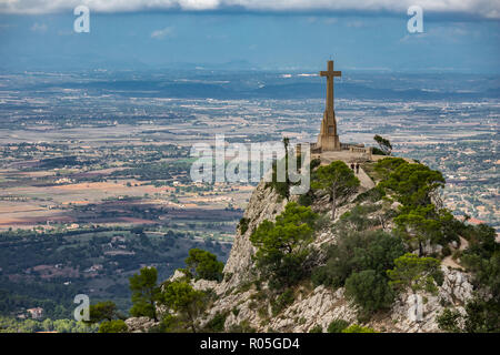 Creu des Picot nei pressi di Santuari de Sant Salvador, Santa croce monumento, vicino al paese, Felanitx, Maiorca, isole Baleari, Spagna, vista di pianura Es Pla Foto Stock