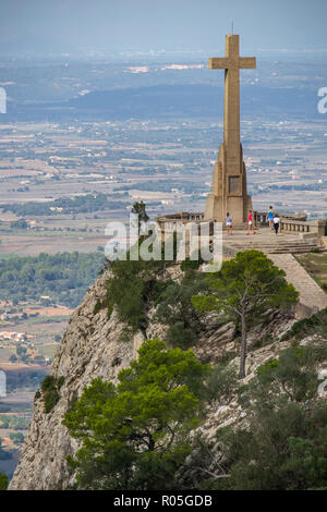 Creu des Picot nei pressi di Santuari de Sant Salvador, Santa croce monumento, vicino al paese, Felanitx, Maiorca, isole Baleari, Spagna, vista di pianura Es Pla Foto Stock