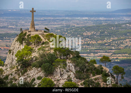 Creu des Picot nei pressi di Santuari de Sant Salvador, Santa croce monumento, vicino al paese, Felanitx, Maiorca, isole Baleari, Spagna, vista di pianura Es Pla Foto Stock