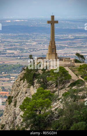 Creu des Picot nei pressi di Santuari de Sant Salvador, Santa croce monumento, vicino al paese, Felanitx, Maiorca, isole Baleari, Spagna, vista di pianura Es Pla Foto Stock