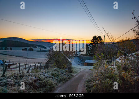 Sunrise in un paesaggio invernale nelle montagne della Scozia Foto Stock