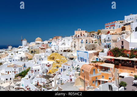 Vista panoramica sulla montagna architettura della cittadina di Oia a Santorini Island, Grecia Foto Stock