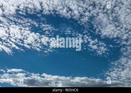 Nuvole Cirrocumulus cielo blu sfondo Foto Stock