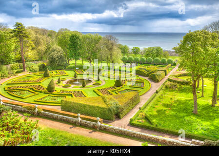 Parte superiore del giardino labirinto in Dunrobin Castle of Scotland, Regno Unito. Dunrobin giardini hanno belle fontane, e labirinto di siepi. Highlands scozzesi, Scotland, Regno Unito. Bella vista aerea. Foto Stock