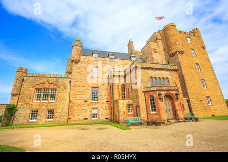 Il castello di Barrogill vicino a Thurso delle Highland in Scozia, Regno Unito. Castello di Mey landmark popolare e famosa attrazione turistica. Foto Stock