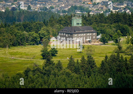 Vista aerea, Kahler Asten Mountain Hotel & ristoranti, stazione meteo, Plateau, Tedesco servizio meteo Kahler Asten Rothaarsteig, Winterberg, Sauerl Foto Stock