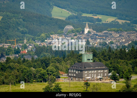 Vista aerea, Kahler Asten Mountain Hotel & ristoranti, stazione meteo, Plateau, Tedesco servizio meteo Kahler Asten Rothaarsteig, Winterberg, Sauerl Foto Stock