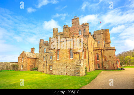 Barrogill Castello di Mey di Thurso città della costa nord dell'altopiano in Scozia, Regno Unito. Castello di Mey è un famoso punto di riferimento e la famosa attrazione turistica. Foto Stock