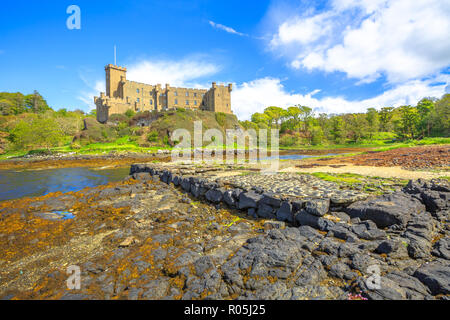 Palude del cortile del castello di Dunvegan con il lago. Dunvegan città di Isola di Skye, Scotland, Regno Unito. La sede del Clan MacLeod. Foto Stock