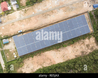 Fattoria solare pannello in corrispondenza di uno spazio aperto a Sabah Borneo. Foto Stock