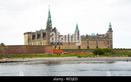 Il Castello di Kronborg e fortificazione a Helsingor noto anche come Elsinore in Danimarca orientale Foto Stock