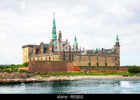 Il Castello di Kronborg e fortificazione a Helsingor noto anche come Elsinore in Danimarca orientale Foto Stock