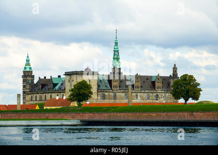 Il Castello di Kronborg e fortificazione a Helsingor noto anche come Elsinore in Danimarca orientale Foto Stock