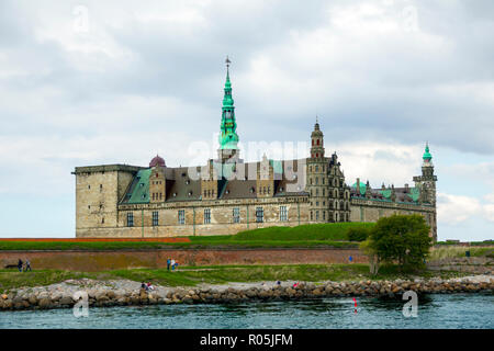 Il Castello di Kronborg e fortificazione a Helsingor noto anche come Elsinore in Danimarca orientale Foto Stock