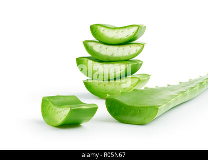 Aloe Vera affettato isolato su uno sfondo bianco - percorso di clipping incluso Foto Stock