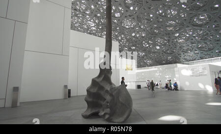 Interno del nuovo Museo del Louvre in Abu Dhabi che mostra i riflessi della pioggia di luce plafoniera Foto Stock