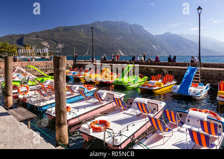 Pedalò a Riva del Garda sul Lago di Garda in Italia settentrionale Foto Stock