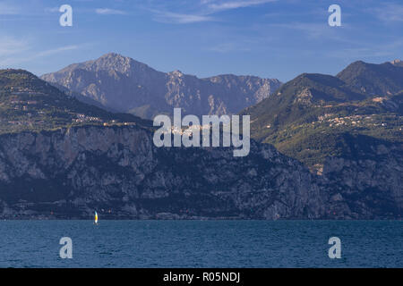 Barca a vela sul Lago di Garda a Malcesini nel nord Italia Foto Stock