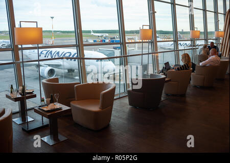 04.06.2018 - Helsinki, Finlandia, Europa - Passeggeri attendere la loro partenza a Helsinki Vantaa Airport. Foto Stock