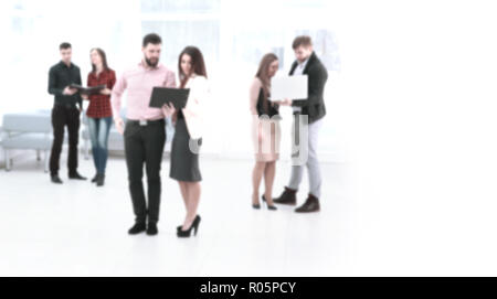 Immagine sfocata di un gruppo di uomini di affari che parlavano in offic Foto Stock