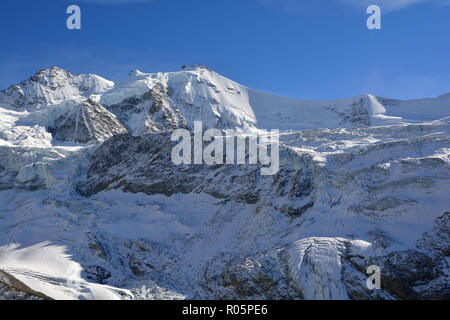 Il Zinalrothorn e il bordo del coltello ridge Arret du Blanc nel Sud delle Alpi Svizzere tra Zinal e Zermatt Foto Stock