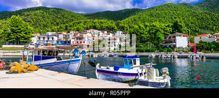 Bella Neo Klima village,vista con tradizionali barche da pesca ,case e montagne,Skopelos, Grecia. Foto Stock