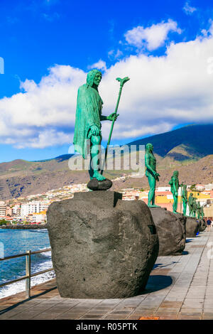 I punti di riferimento di Tenerife, antica statua che si trova nella città di Candelaria,Spagna. Foto Stock