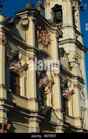 L'Italia, Crema, la chiesa della Santa Trinità, Via XX Settembre in stile barocco, la torre campanaria del Redentore statua. Foto Stock