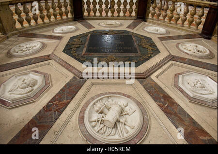 L'Italia, Lombardia, Mantova, Basilica di Sant'Andrea, la reliquia del sangue di Gesù sono mantenuti al di sotto di questo marcatore nella Basilica di Sant' Andrea Di Mantova Foto Stock