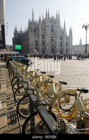 Italia, Milano, biciclette in piazza Duomo. Bike sharing. Foto Stock