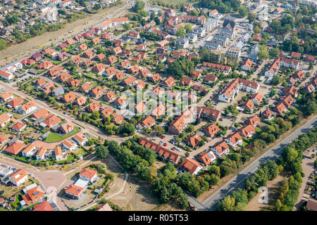 Vista aerea di un sobborgo tedesco con strade e tante piccole case per famiglie, fotografata da un girocottero. Foto Stock