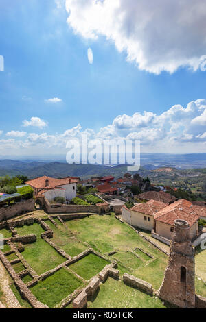 Vista della città antica di Kruy. Gli edifici di vecchia costruzione Foto Stock