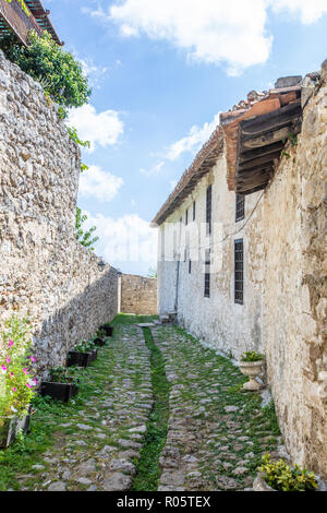 Vista della città antica di Kruy. Gli edifici di vecchia costruzione Foto Stock