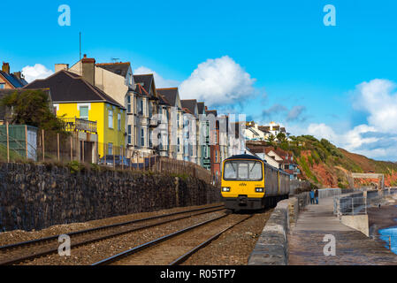 DAWLISH, Devon, Regno Unito - 26Oct2018: GWR Classe 143 Pacer 143621 dei convogli in viaggio verso il sud e avvicinamento stazione a Dawlish. Foto Stock