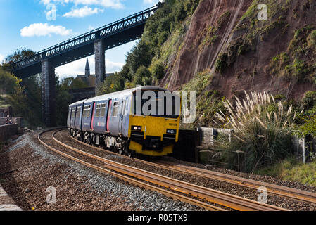 TEIGNMOUTH, Devon, Regno Unito, 28Oct2018: GWR classe 150 Sprinter 150126 dei convogli in viaggio verso nord dopo il passaggio attraverso la stazione di Teignmouth. Foto Stock