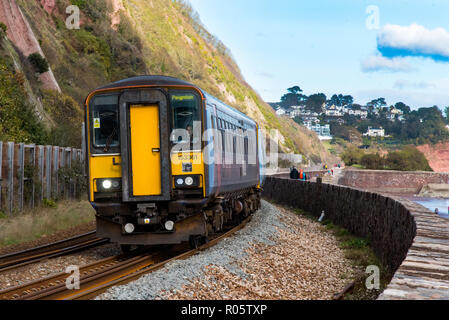 TEIGNMOUTH, Devon, Regno Unito, 28Oct2018: GWR Classe 153 Super Sprinter convoglio 153361. Avvicinando la stazione di Teignmouth Foto Stock