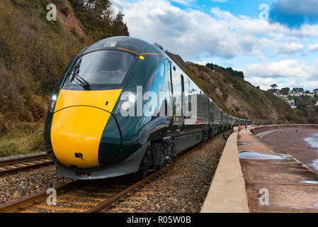 TEIGNMOUTH, Devon, Regno Unito, 28Oct2018: GWR Classe 802 Bi-Modal Treno ad alta velocità 802009 passando lungo la parete del mare si avvicina la stazione di Teignmouth. Foto Stock