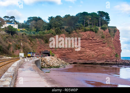 TEIGNMOUTH, Devon, Regno Unito, 28Oct2018: Arriva il Cross Country Classe 43 Treno ad alta velocità in uscita dal tunnel di Parson vicino Holcombe. Foto Stock