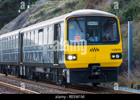 TEIGNMOUTH, Devon, Regno Unito, 28Oct2018: GWR classe 143 Pacer 143619 dei convogli in viaggio verso nord tra Teignmouth e Dawlish. Foto Stock
