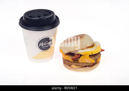 McDonalds nuovo Triple Stack uovo sandwich Mcmuffin w/2 polpette di salsiccia, 2 strisce di pancetta, 2 fette di formaggio americano sui muffin inglese w/ tazza da caffè Foto Stock