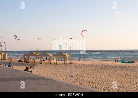 Tel Aviv, Israele - 6 Giugno 2018: vista dalla passeggiata lungomare di Tel Aviv con persone camminare e nuoto Foto Stock