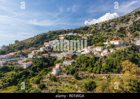 Una vecchia città tra le montagne dell'Albania. Top visualizzazione orizzontale Foto Stock