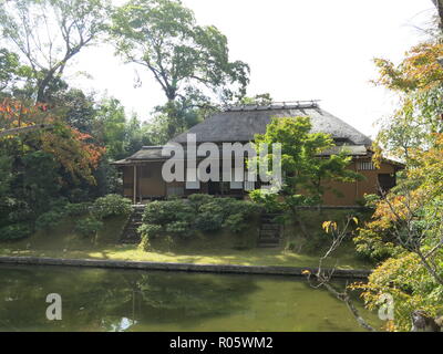 Vista di un tradizionale giardino Giapponese del paesaggio in autunno; Katsura Villa Imperiale, Kyoto, Giappone Foto Stock