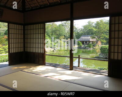 Vista di un tradizionale giardino Giapponese del paesaggio in autunno; Katsura Villa Imperiale, Kyoto, Giappone Foto Stock