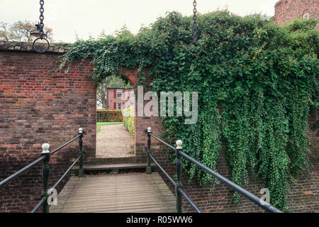 Ingresso al castello Doorwerth attraverso il ponte levatoio in Paesi Bassi Foto Stock