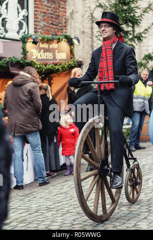Deventer, Paesi Bassi, dicembre 21, 2014: dimostrazione di Penny Farthing piloti durante il festival Dickens a Deventer nei Paesi Bassi Foto Stock