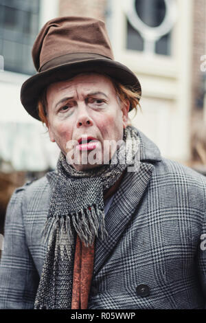 Deventer, Paesi Bassi, dicembre 21, 2014: anima semplice uno dei personaggi di famosi libri di Dickens durante il festival Dickens Foto Stock